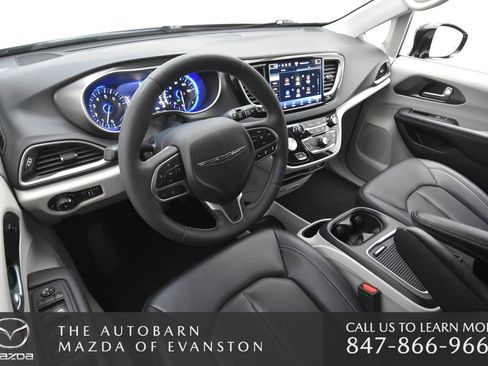 Used 2024 Chrysler Pacifica Touring-L image 32
