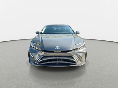 Used 2025 Toyota Camry XLE FWD image 3