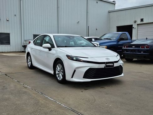 Used 2025 Toyota Camry LE image 3