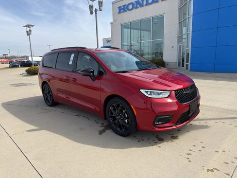 Used 2025 Chrysler Pacifica Limited image 3