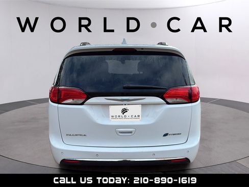 Used 2018 Chrysler Pacifica Touring-L image 14