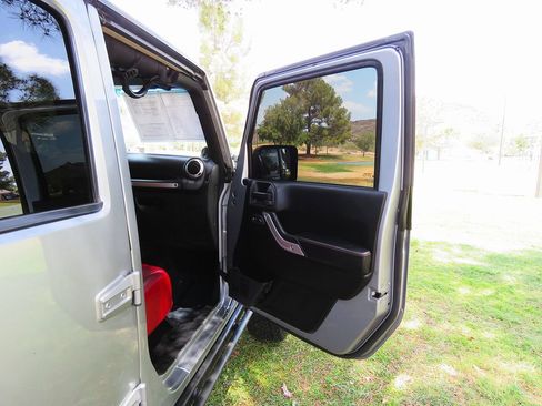 Used 2013 Jeep Wrangler Unlimited Rubicon AWD/4WD image 14