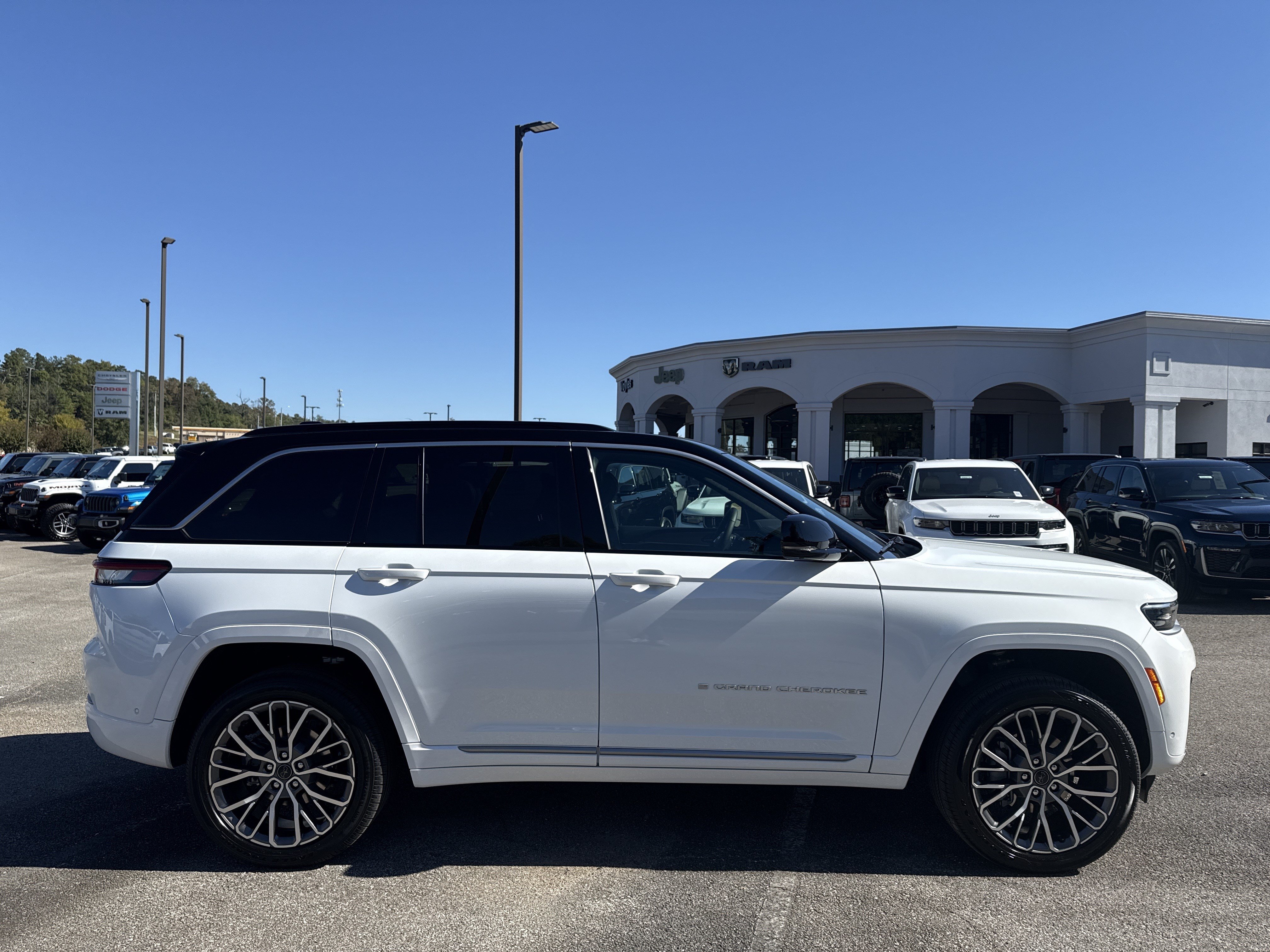 New 2027 Jeep Grand Cherokee Summit AWD/4WD image 8