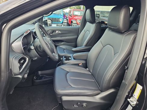 New 2026 Chrysler Pacifica Select image 21