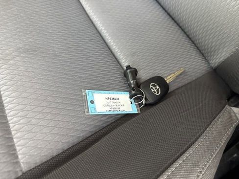 Used 2017 Toyota Corolla LE w/ Carpet Mat Package (TMS) FWD image 32