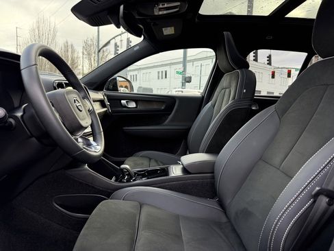 Used 2023 Volvo XC40 Recharge Plus image 14