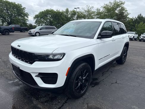 Used 2024 Jeep Grand Cherokee Altitude AWD/4WD image 8