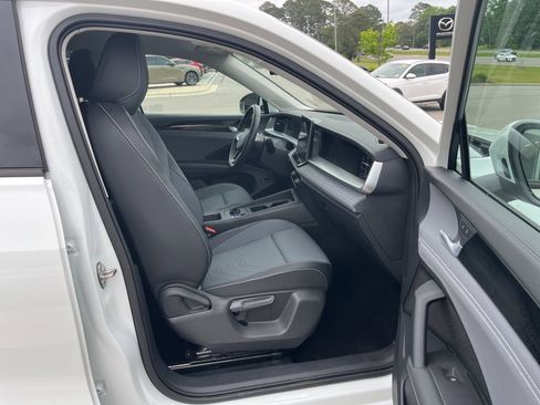 Certified 2025 Volkswagen Tiguan SE AWD/4WD image 33