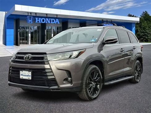 Used 2019 Toyota Highlander SE image 1