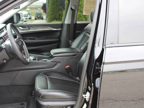 Used 2023 Jeep Grand Cherokee 4WD 4xe w/ Luxury Tech Group II image 34