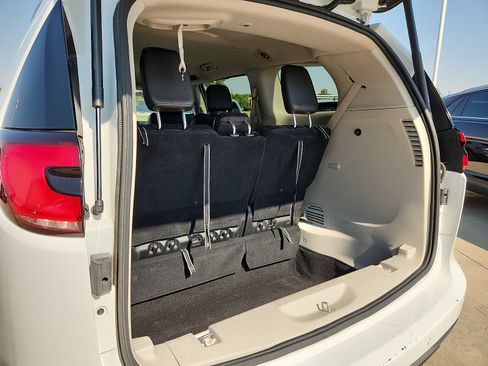 Used 2023 Chrysler Pacifica Touring-L FWD image 9