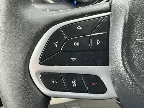 Used 2024 Chrysler Pacifica Select image 16