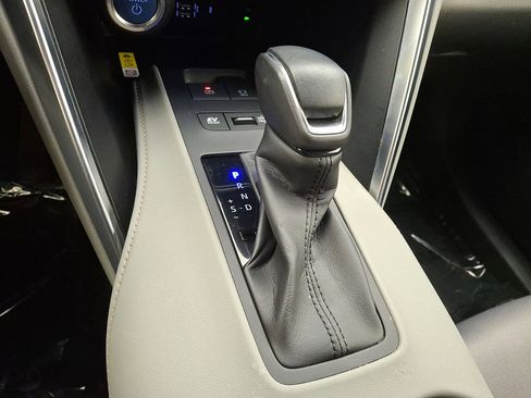 Certified 2022 Toyota Venza LE image 12