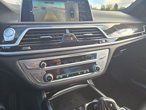 Used 2022 BMW 750i xDrive w/ M Sport Package image 30