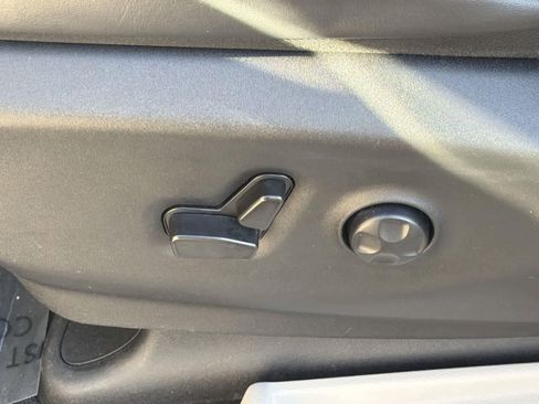 Used 2024 Chrysler Pacifica Select image 27