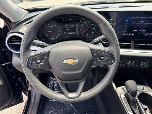 Used 2024 Chevrolet Trax LS w/ LS Convenience Package FWD image 14
