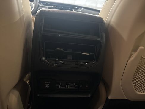 Used 2022 Jeep Grand Cherokee Limited w/ Luxury Tech Group II image 9