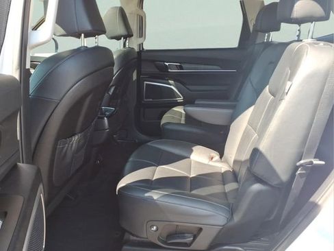Used 2024 Kia Telluride EX w/ EX Captain's Chair Package FWD image 21