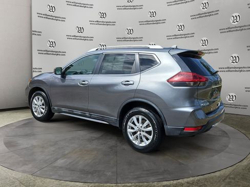 Used 2018 Nissan Rogue SV image 3