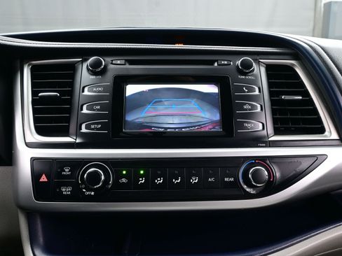 Used 2015 Toyota Highlander LE image 18