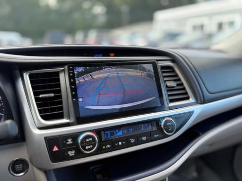 Used 2014 Toyota Highlander XLE AWD/4WD image 19