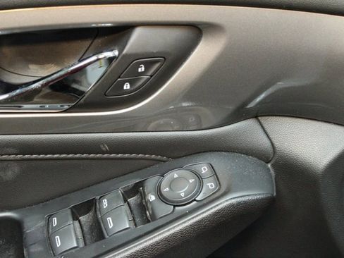 Used 2023 Chevrolet Traverse LT w/ Rear Camera Mirror Package image 17