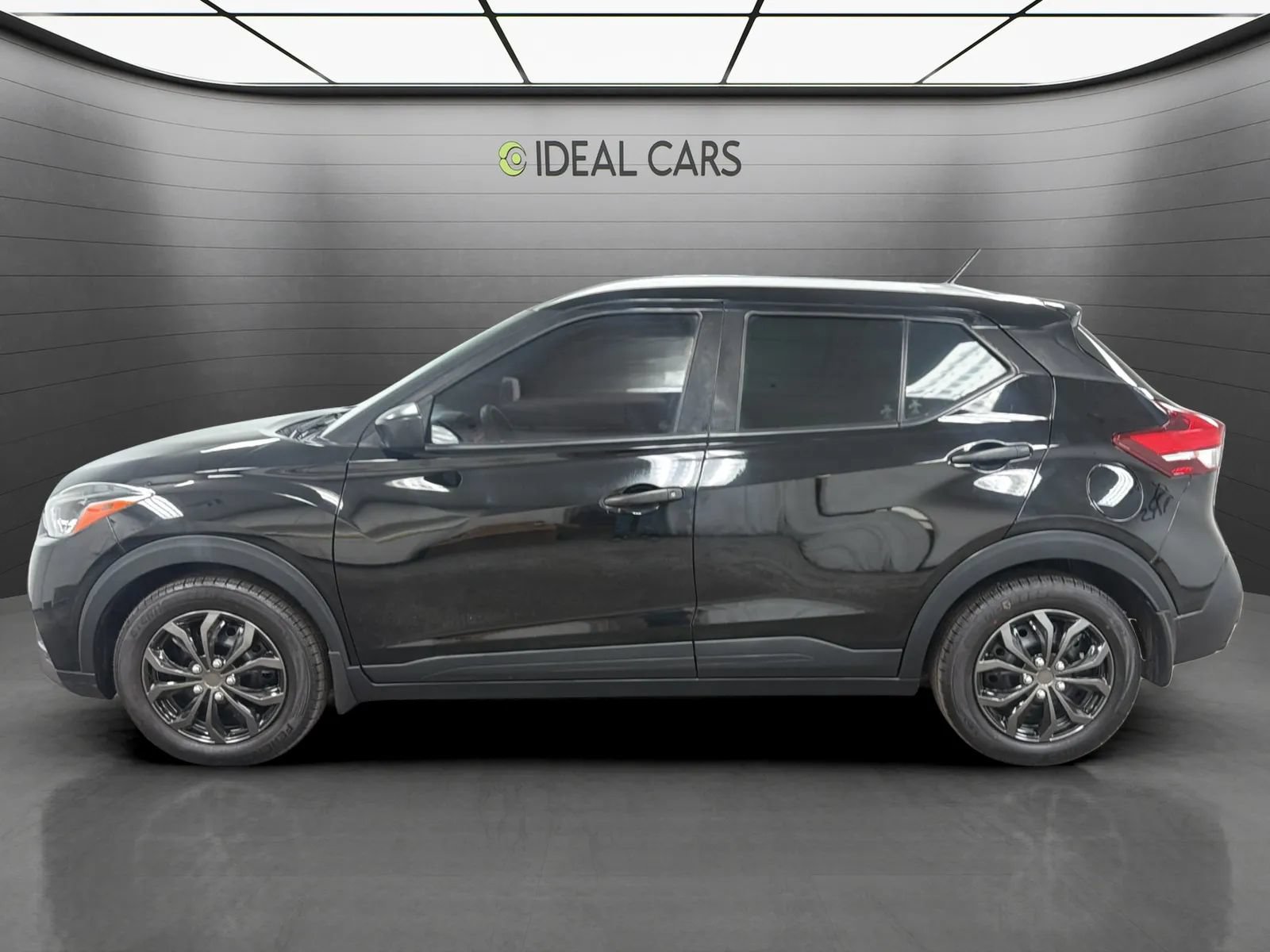 Used 2018 Nissan Kicks S FWD image 2