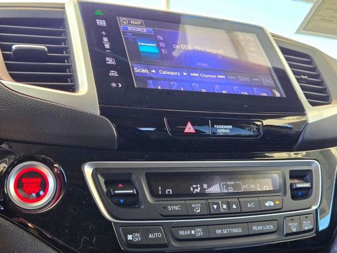 Used 2016 Honda Pilot Touring image 12