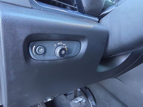 Used 2023 Chevrolet Traverse LT image 18