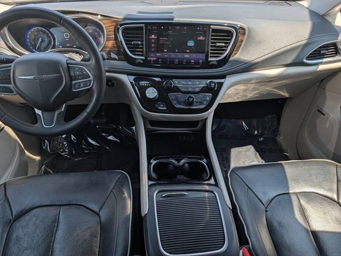Used 2022 Chrysler Pacifica Limited FWD image 18