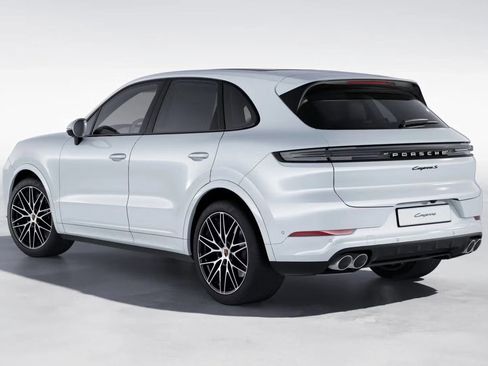 Certified 2024 Porsche Cayenne S image 3