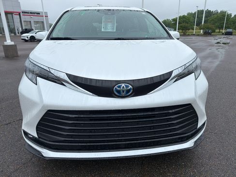 Certified 2025 Toyota Sienna XLE w/ XLE Plus Package AWD/4WD image 8