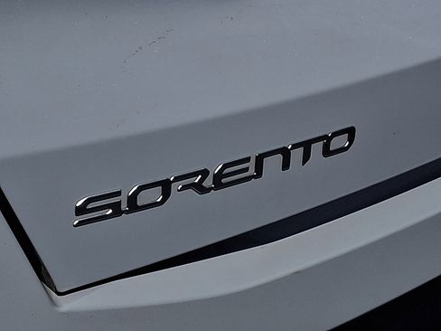 Used 2024 Kia Sorento S image 32