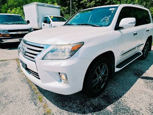 Used 2013 Lexus LX 570 4WD w/ Luxury Pkg w/Pre-crash image 3