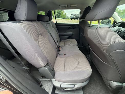 Used 2025 Toyota Highlander LE FWD image 40
