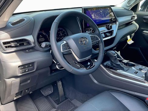New 2026 Toyota Highlander Platinum image 8