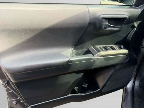 Used 2019 Toyota Tacoma TRD Off-Road image 17