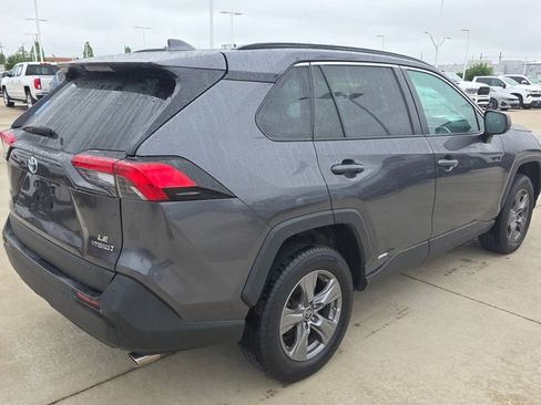 Used 2022 Toyota RAV4 LE AWD/4WD image 5