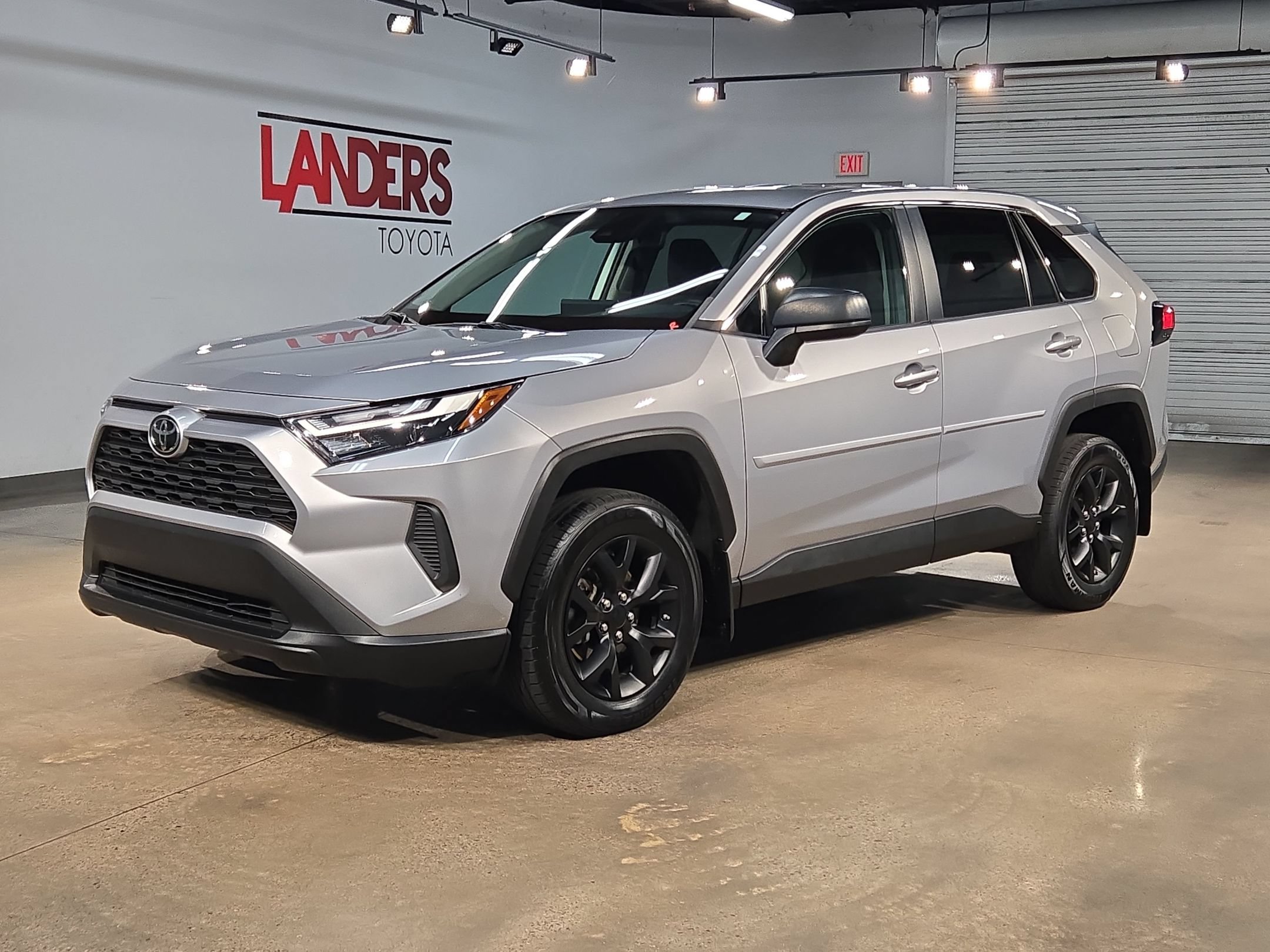 Used 2023 Toyota RAV4 LE AWD/4WD image 3