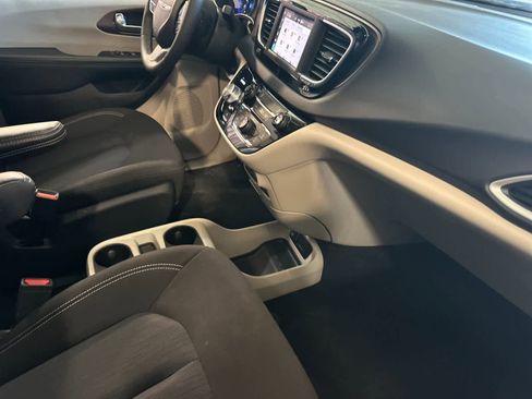 Used 2023 Chrysler Voyager LX FWD image 18