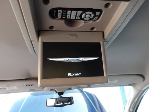 Used 2014 Chrysler Town & Country Touring-L w/ Driver Convenience Group FWD image 27