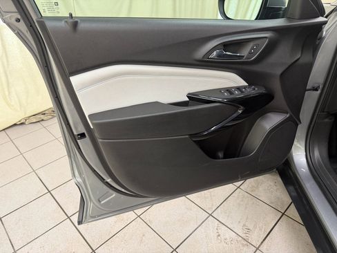 Certified 2025 Chevrolet Trax LT w/ LT Convenience Package FWD image 29
