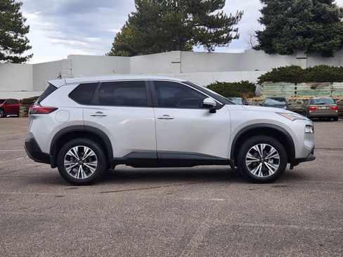 Used 2023 Nissan Rogue SV image 2
