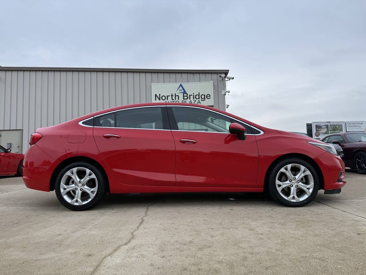 Used 2018 Chevrolet Cruze Premier FWD image 25