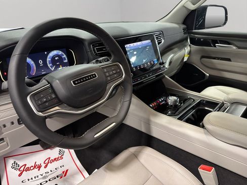 Used 2024 Jeep Wagoneer Series II w/ Flexible Seating Group image 6