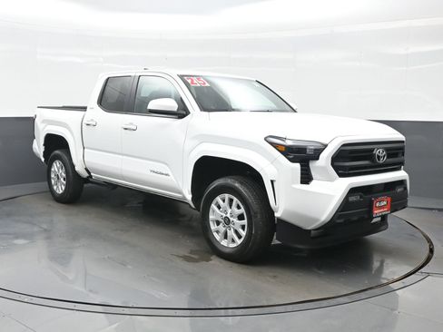 Used 2025 Toyota Tacoma SR5 AWD/4WD image 8