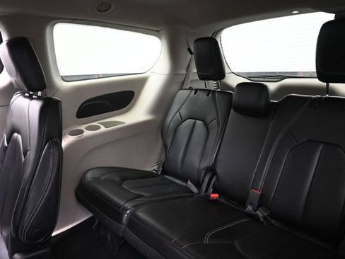 Used 2023 Chrysler Pacifica Touring-L FWD image 20