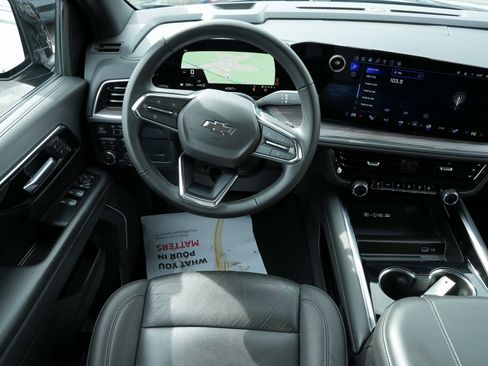 Used 2025 Chevrolet Suburban Z71 image 37