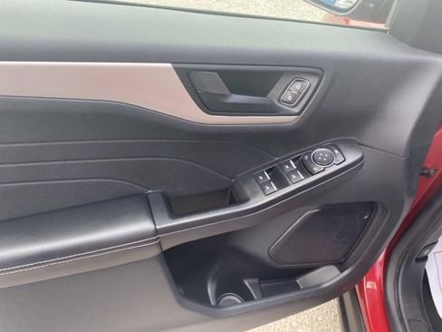 Used 2022 Ford Escape SE image 17