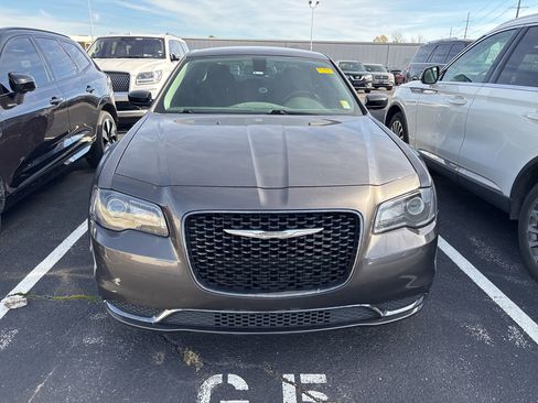 Used 2019 Chrysler 300 Touring w/ Sport Appearance Package image 2